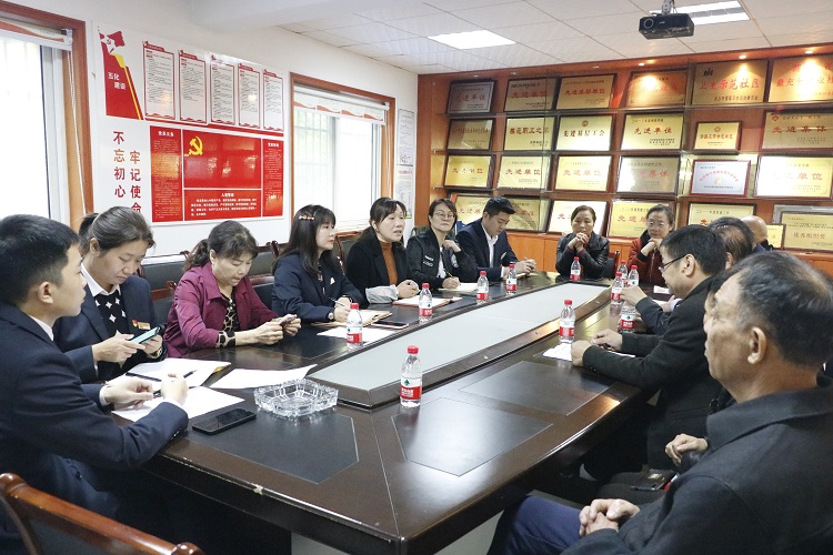 集团走访慰问火炬村困难群众